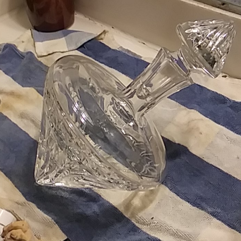 Lead crystal shaped like a top